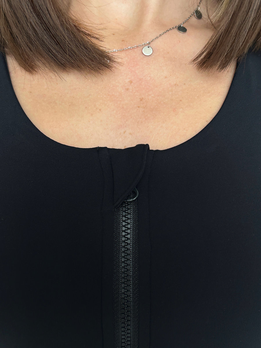 Спортивное бра с перекрещивающимися бретелями на спине (замок на груди)