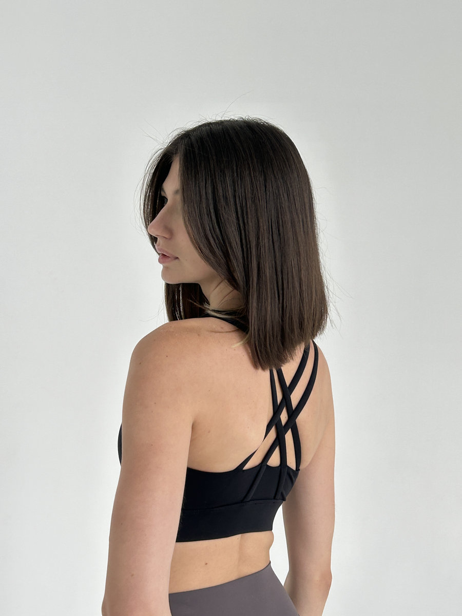 Спортивное бра с перекрещивающимися бретелями на спине (замок на груди)