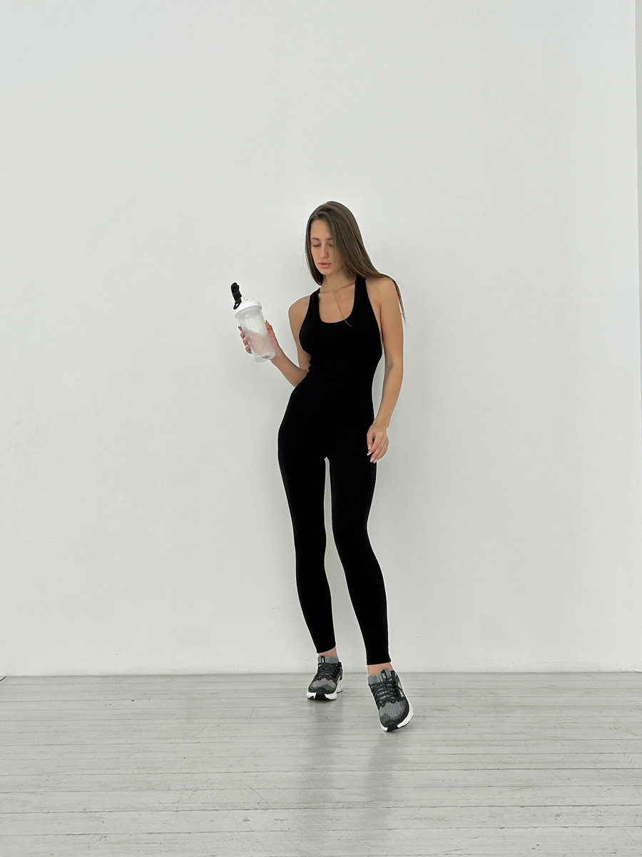 Спортивный комбинезон с акцентной спиной