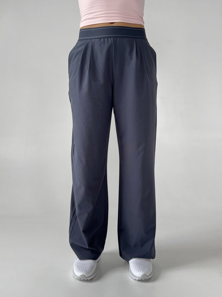 Прямые спортивные широкие брюки с эластичной резинкой на поясе