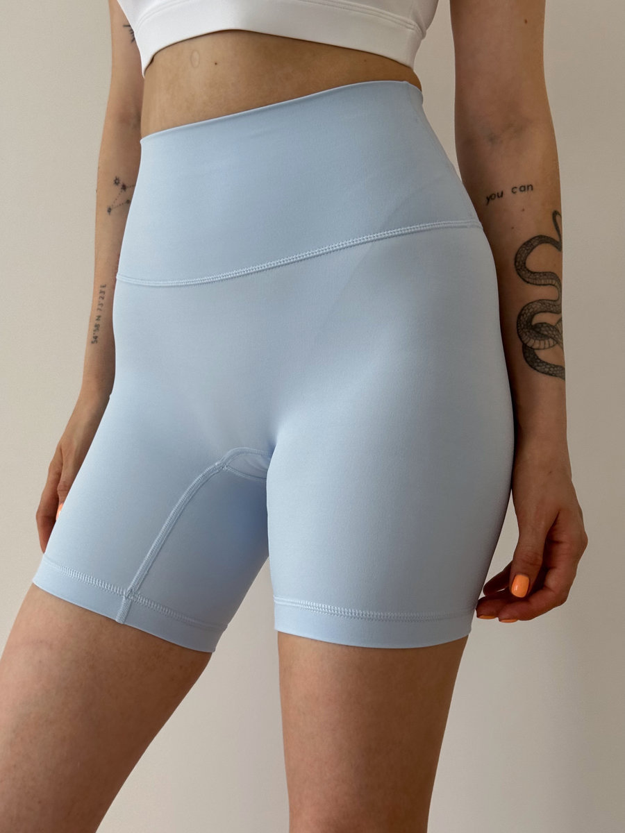 Спортивные велосипедки до середины бедра