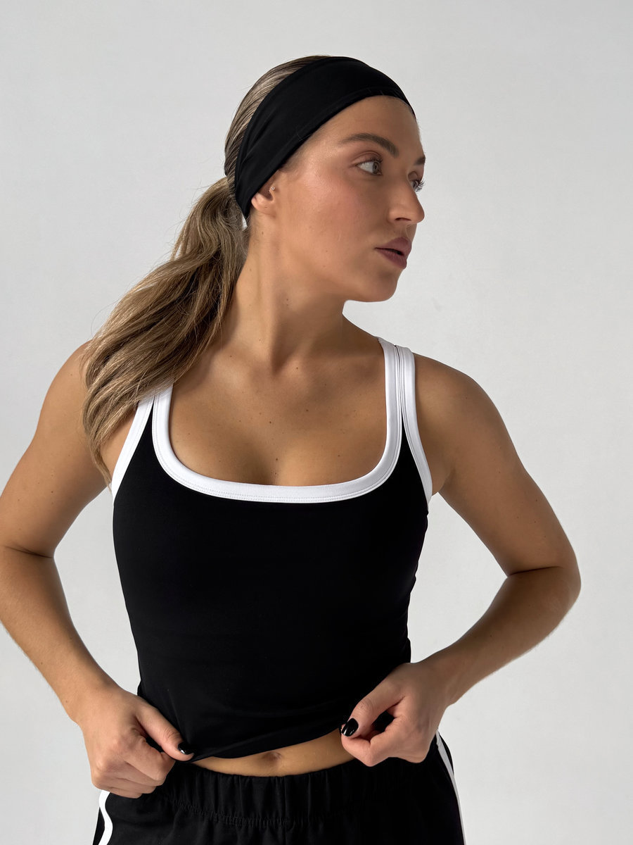 Майка с контрастными линиями с встроенными чашками LINE