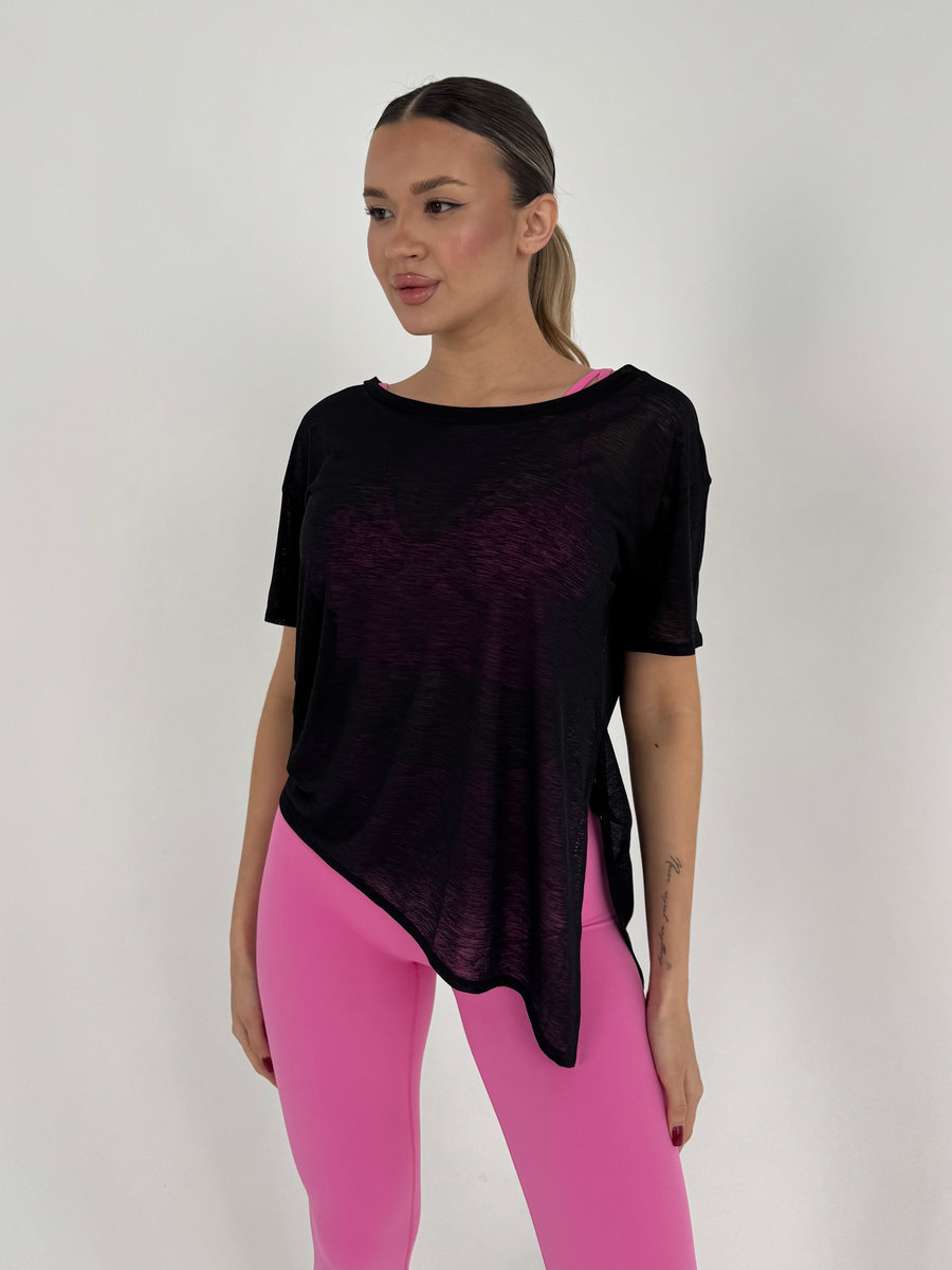 Футболка из полупрозрачной ткани с разрезом спереди