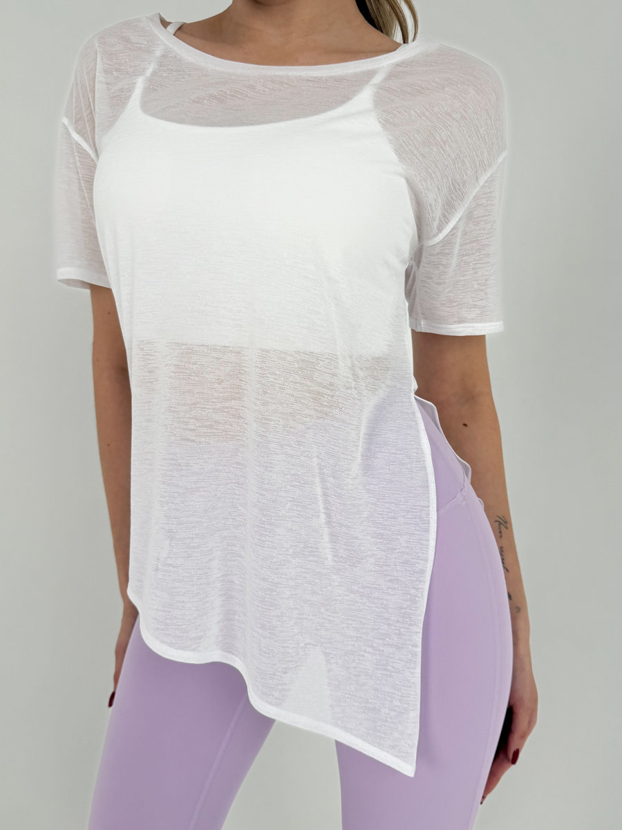 Футболка из полупрозрачной ткани с разрезом спереди