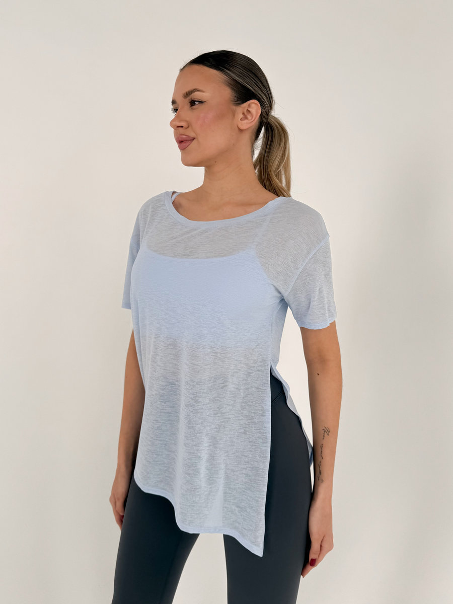 Футболка из полупрозрачной ткани с разрезом спереди