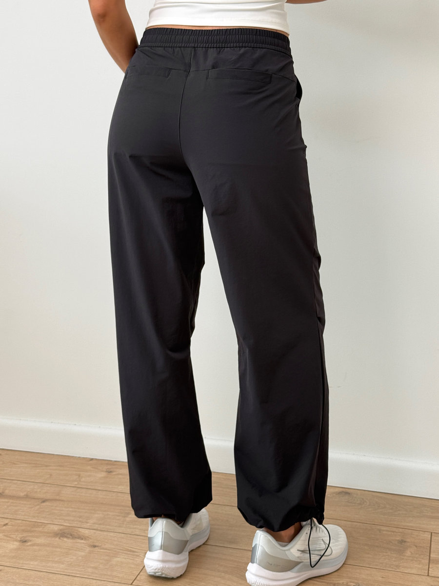 Брюки прямые свободного кроя с утяжкой по низу