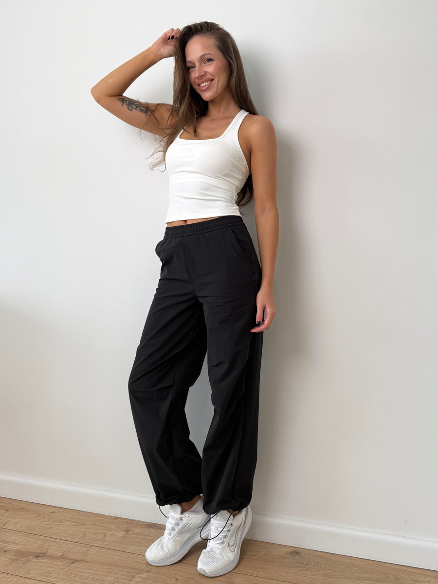 Брюки прямые свободного кроя с утяжкой по низу