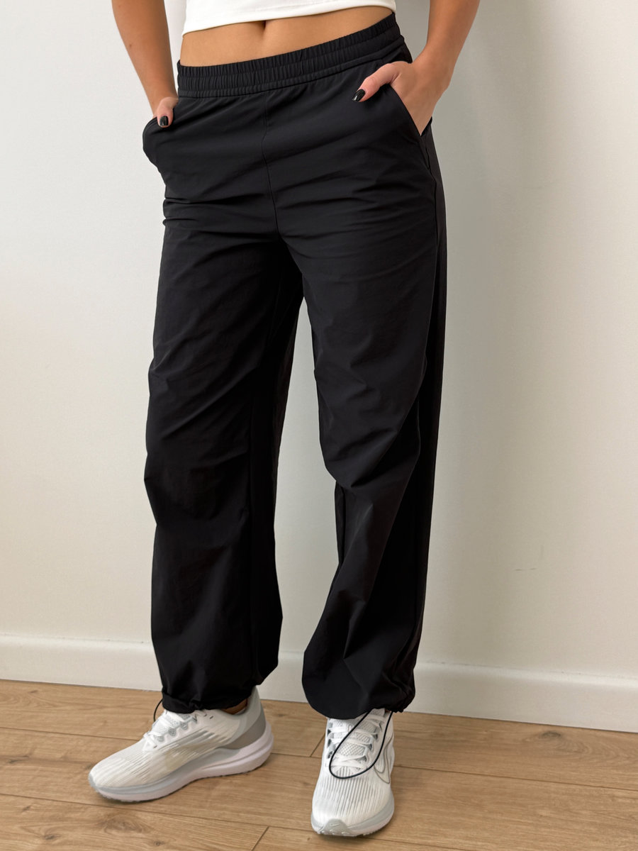 Брюки прямые свободного кроя с утяжкой по низу