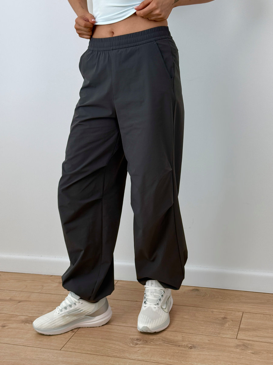 Брюки прямые свободного кроя с утяжкой по низу