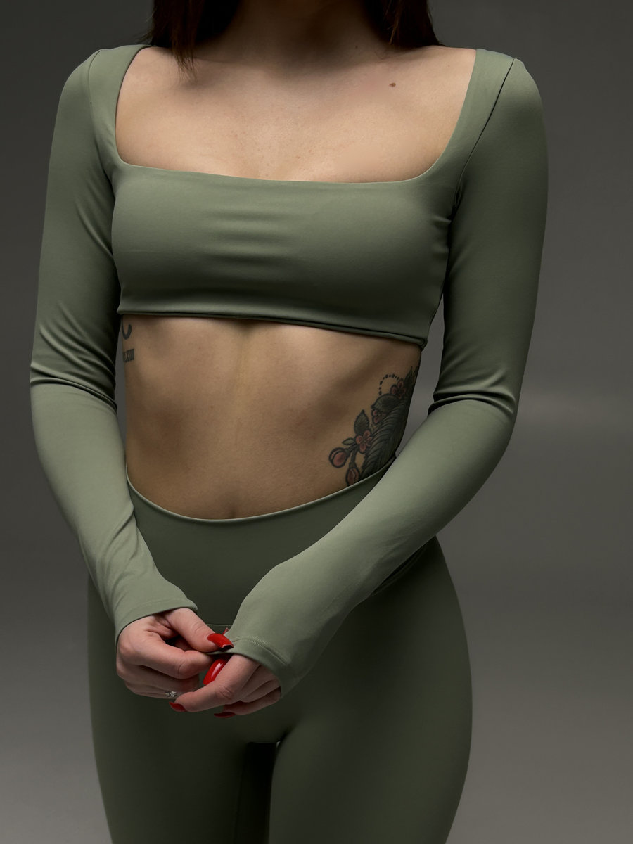 Кроп-топ с чашками и длинным рукавом