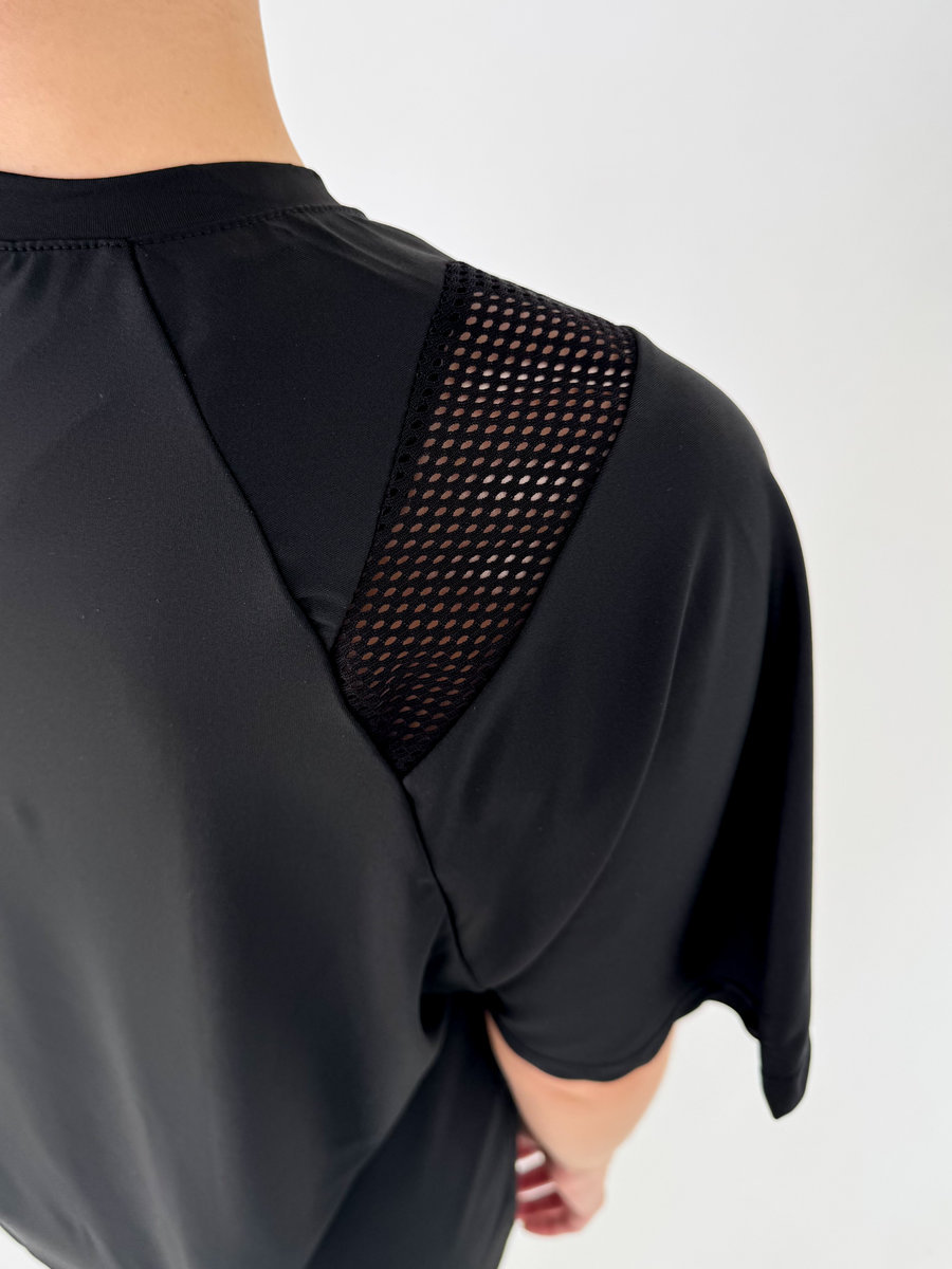 Футболка удлиненная свободного кроя с перфорацией на плечах