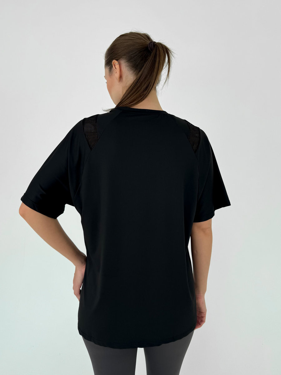 Футболка удлиненная свободного кроя с перфорацией на плечах