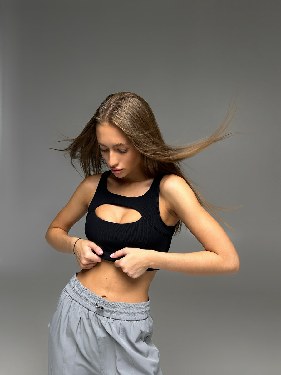 Спортивный топ укороченный с прорезями на груди и спине (Без застежки)