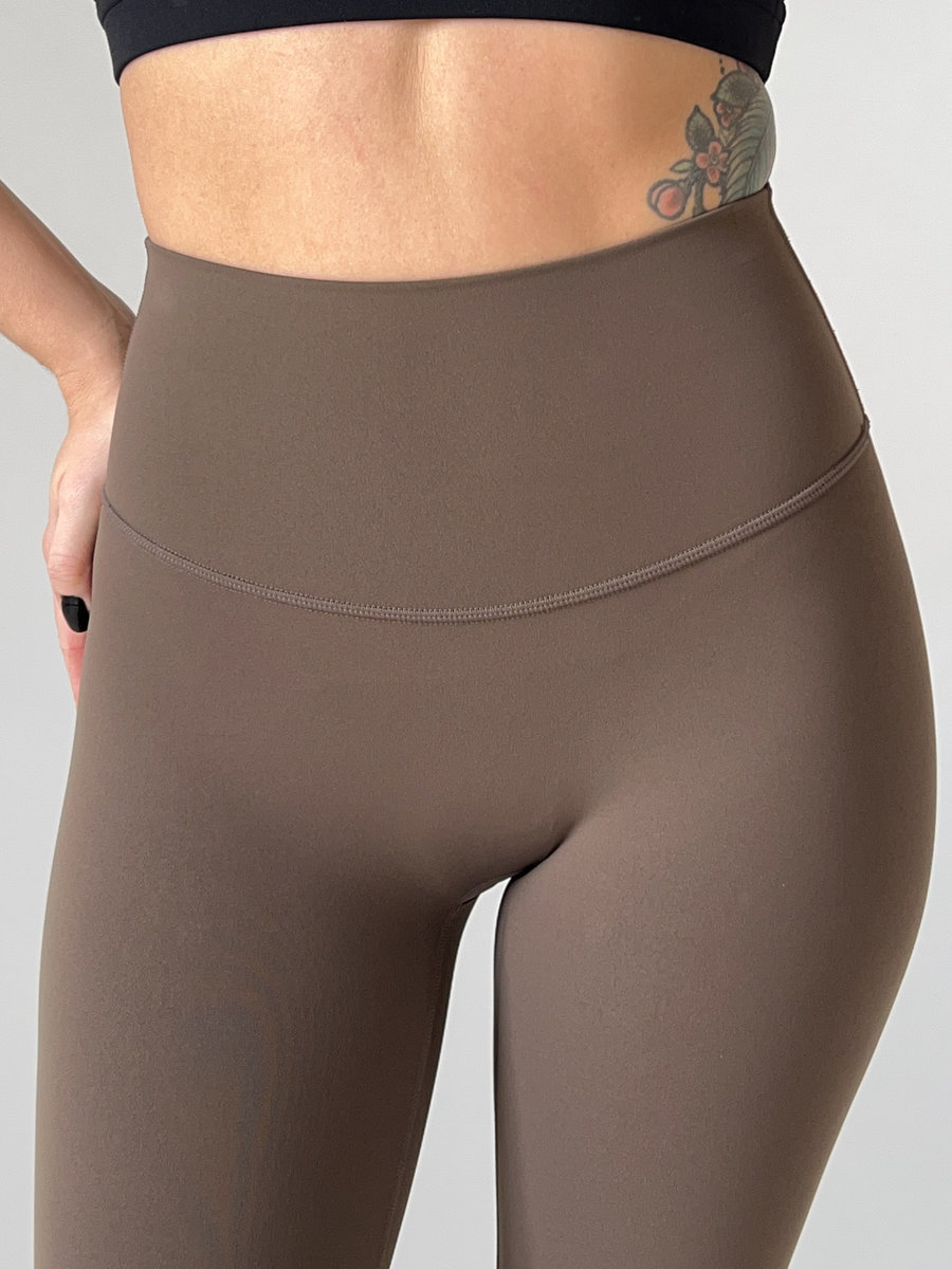 Лосины  Y-швом,  подчеркивающим ягодицы ( Высокая посадка)