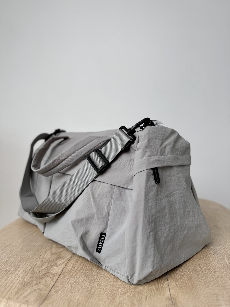 Компактная спортивная сумка для фитнеса из трендовой ткани (серая)