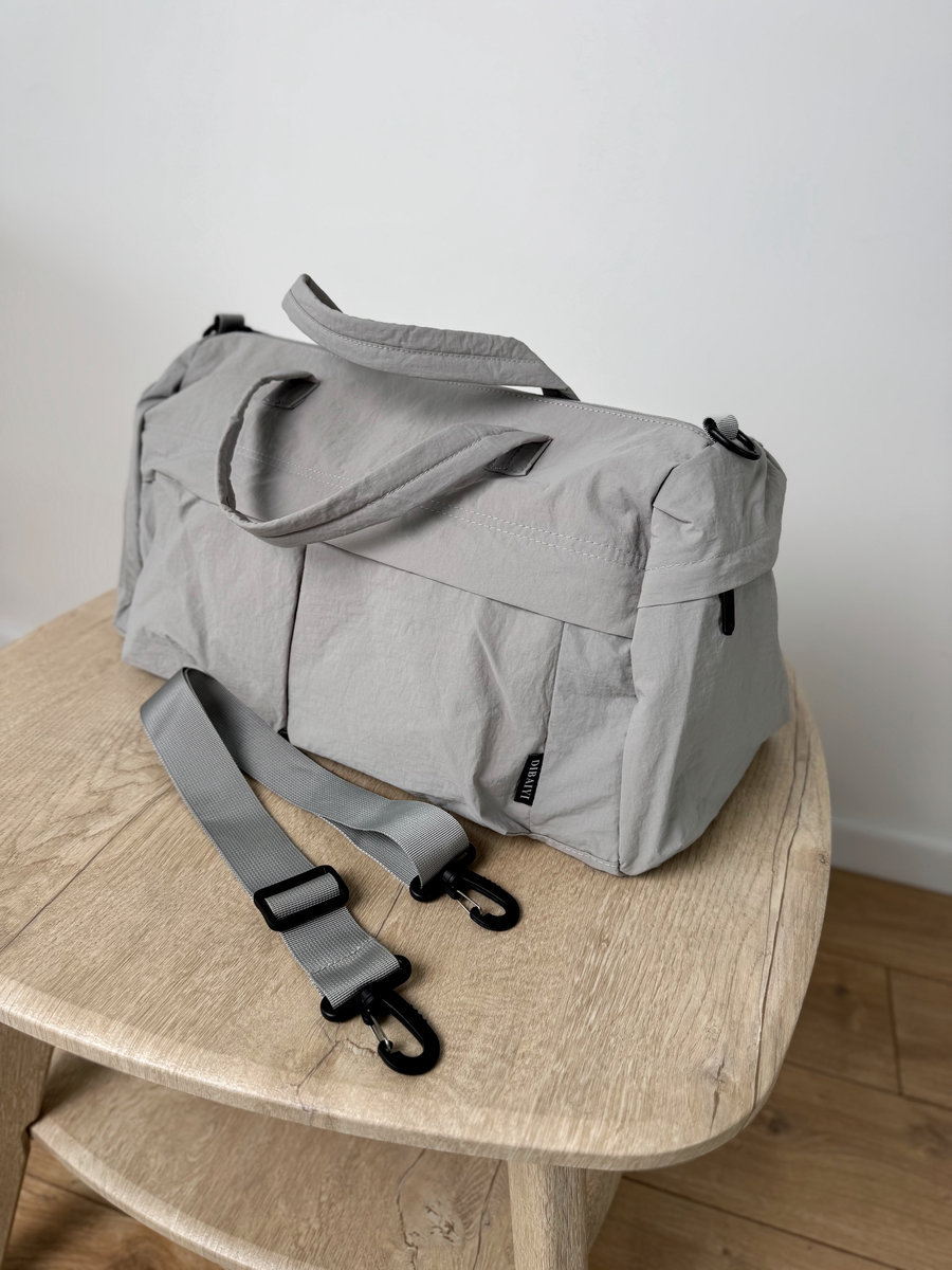 Компактная спортивная сумка для фитнеса из трендовой ткани (серая)