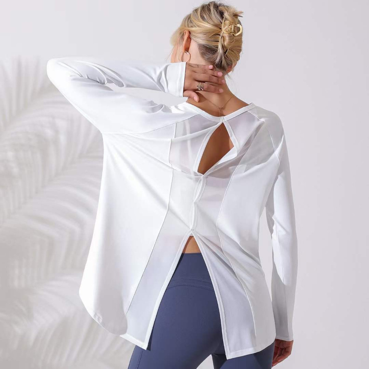 Лонгслив для фитнеса с разрезом и сеточкой на спине