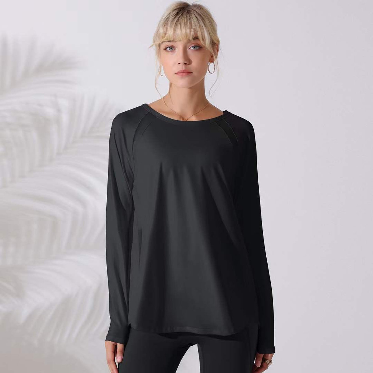 Лонгслив для фитнеса с разрезом и сеточкой на спине