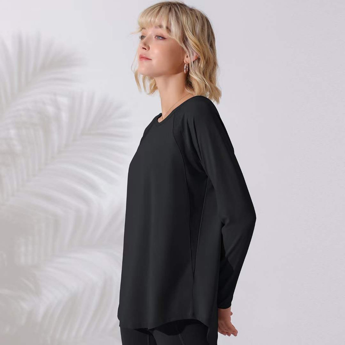 Лонгслив для фитнеса с разрезом и сеточкой на спине