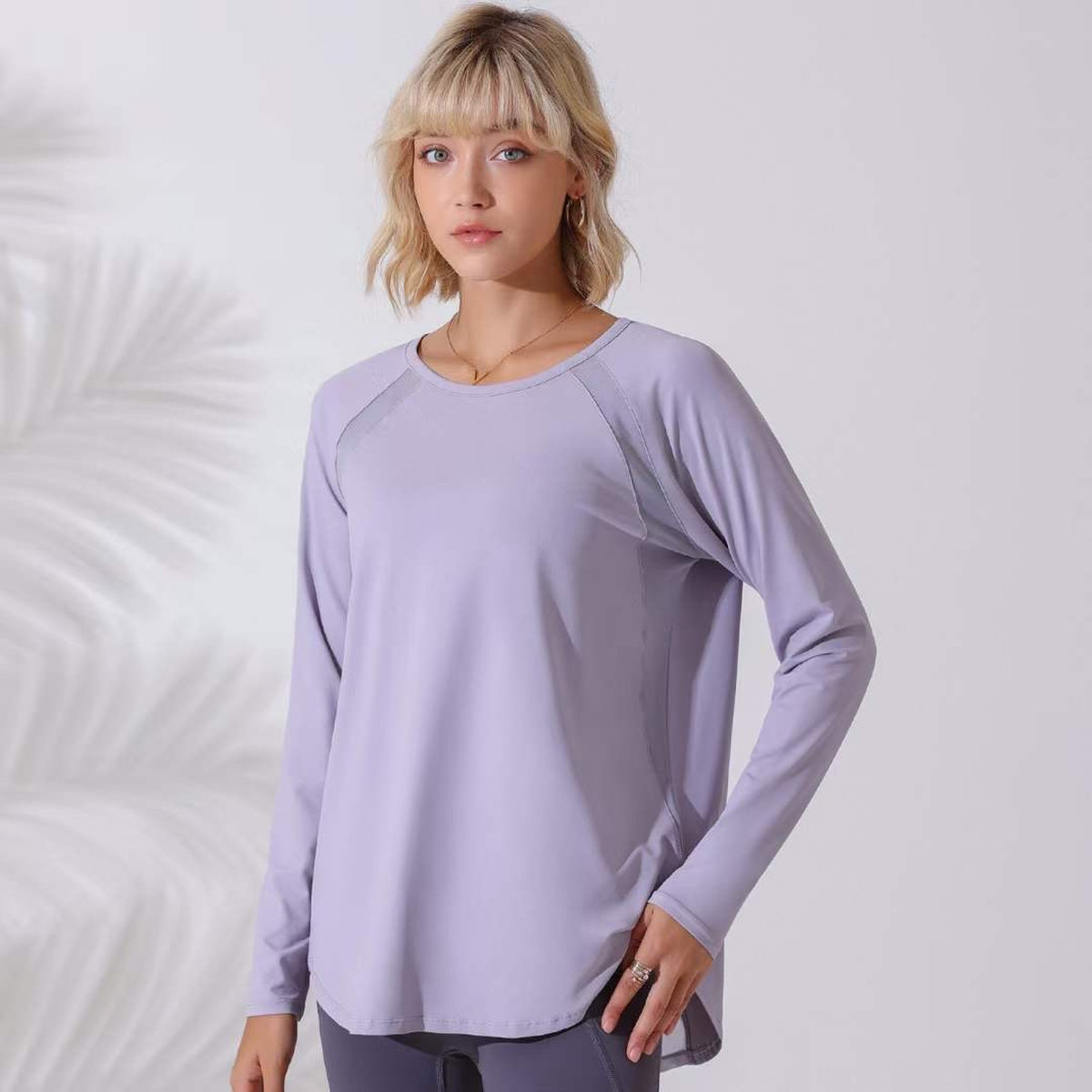 Лонгслив для фитнеса с разрезом и сеточкой на спине