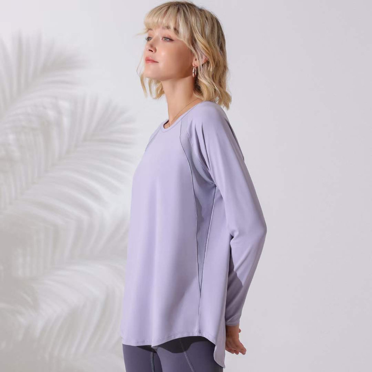 Лонгслив для фитнеса с разрезом и сеточкой на спине