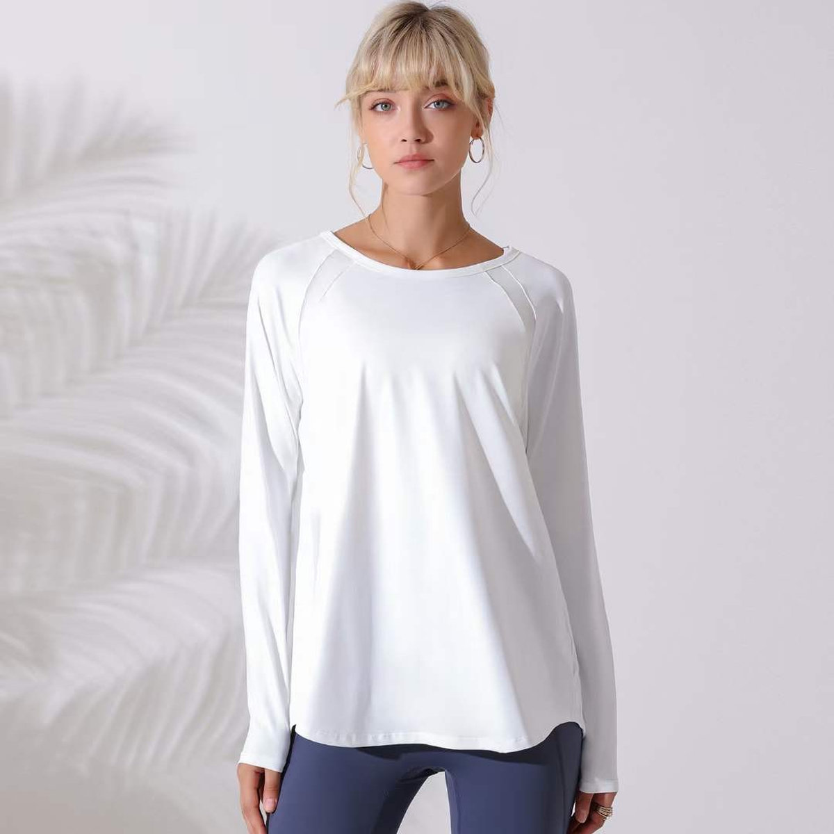 Лонгслив для фитнеса с разрезом и сеточкой на спине