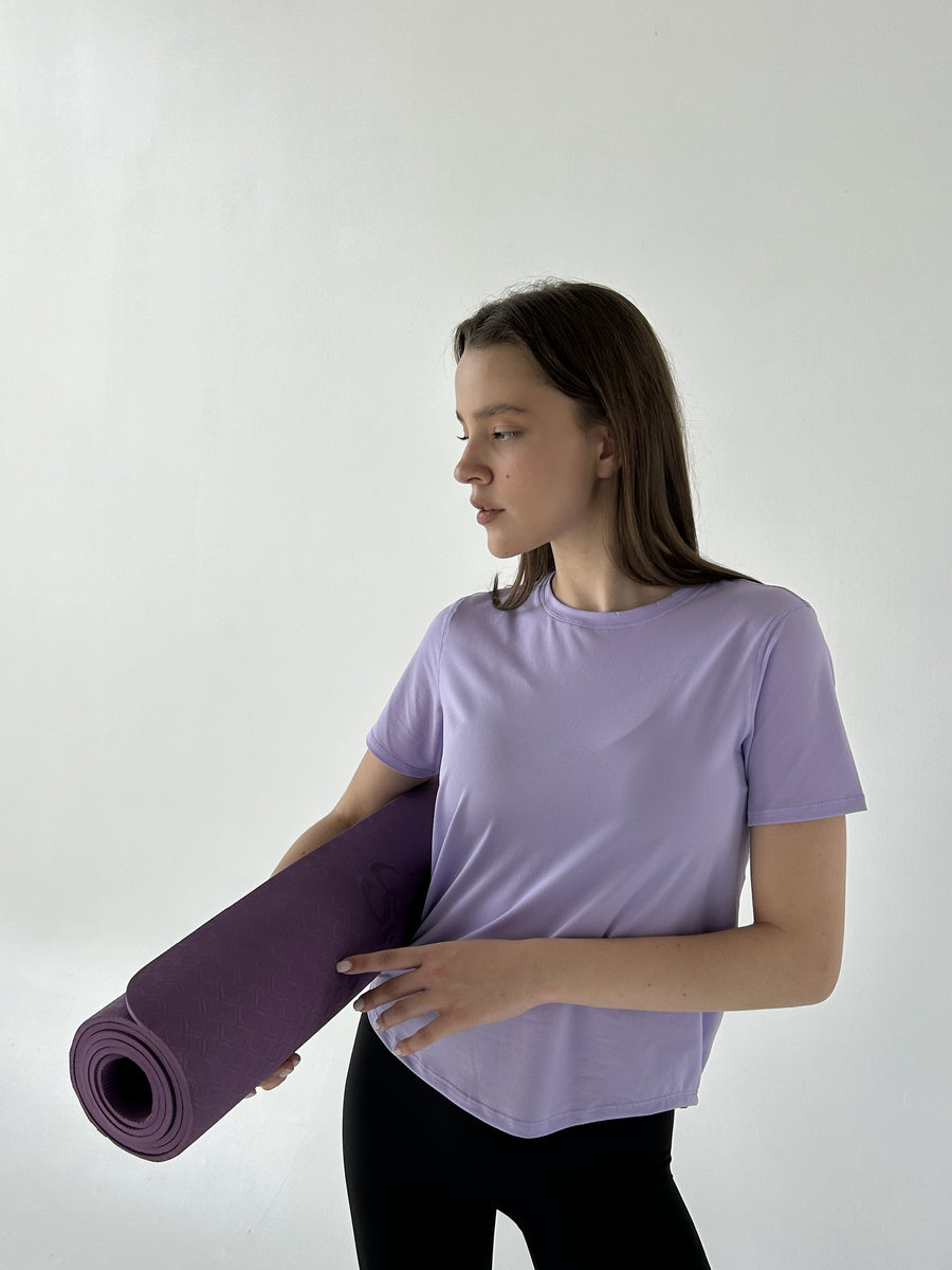 Спортивная фактурная футболка скругленная снизу