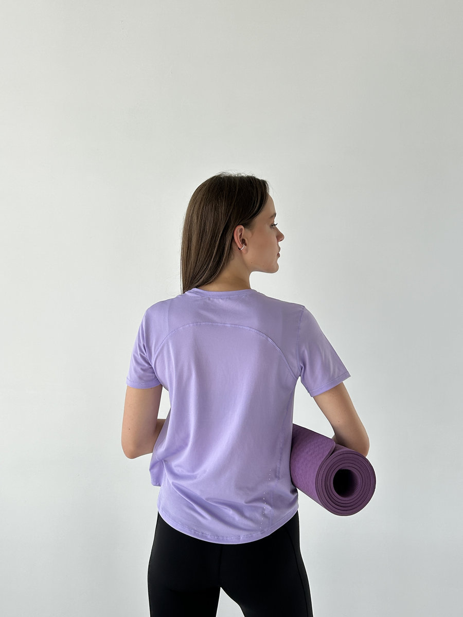 Спортивная фактурная футболка скругленная снизу