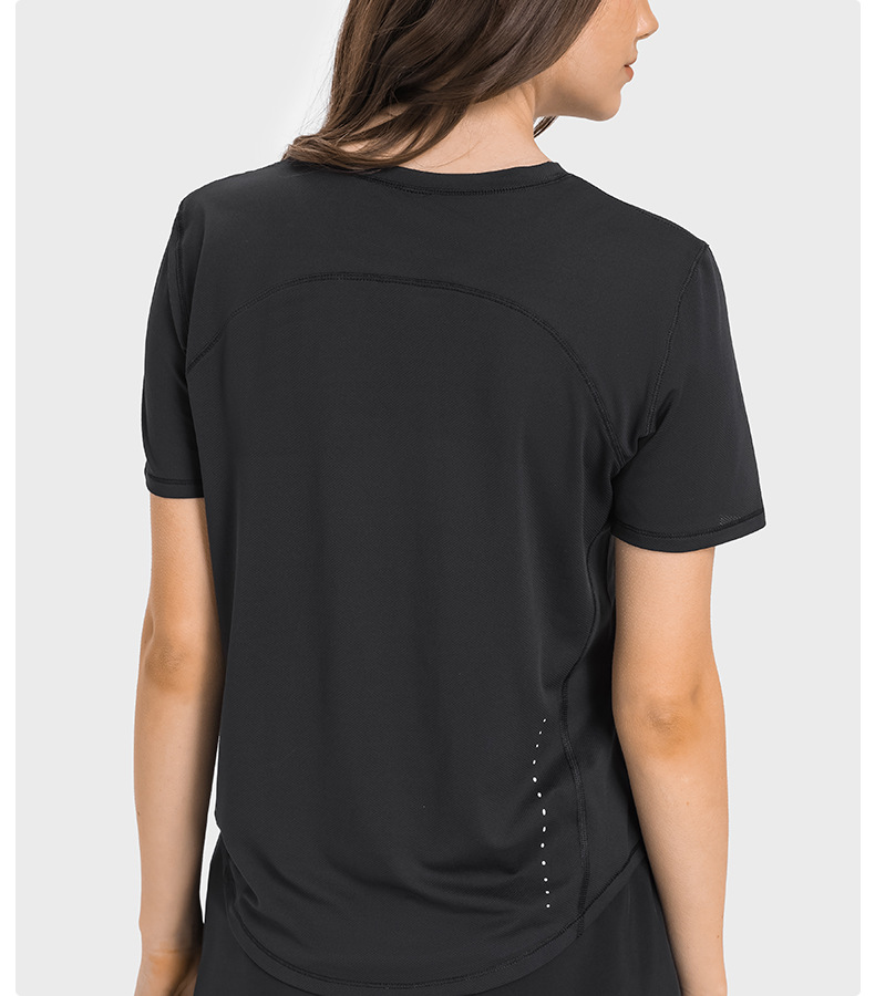 Спортивная фактурная футболка скругленная снизу