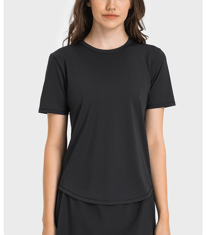 Спортивная фактурная футболка скругленная снизу