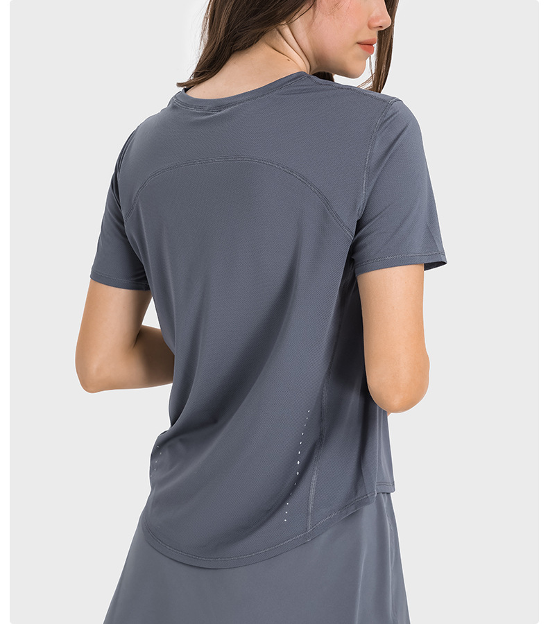 Спортивная фактурная футболка скругленная снизу