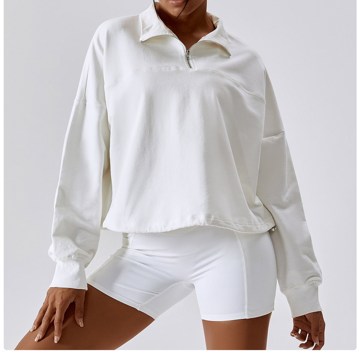 Свободная толстовка с  воротником-стойкой и кулиской снизу