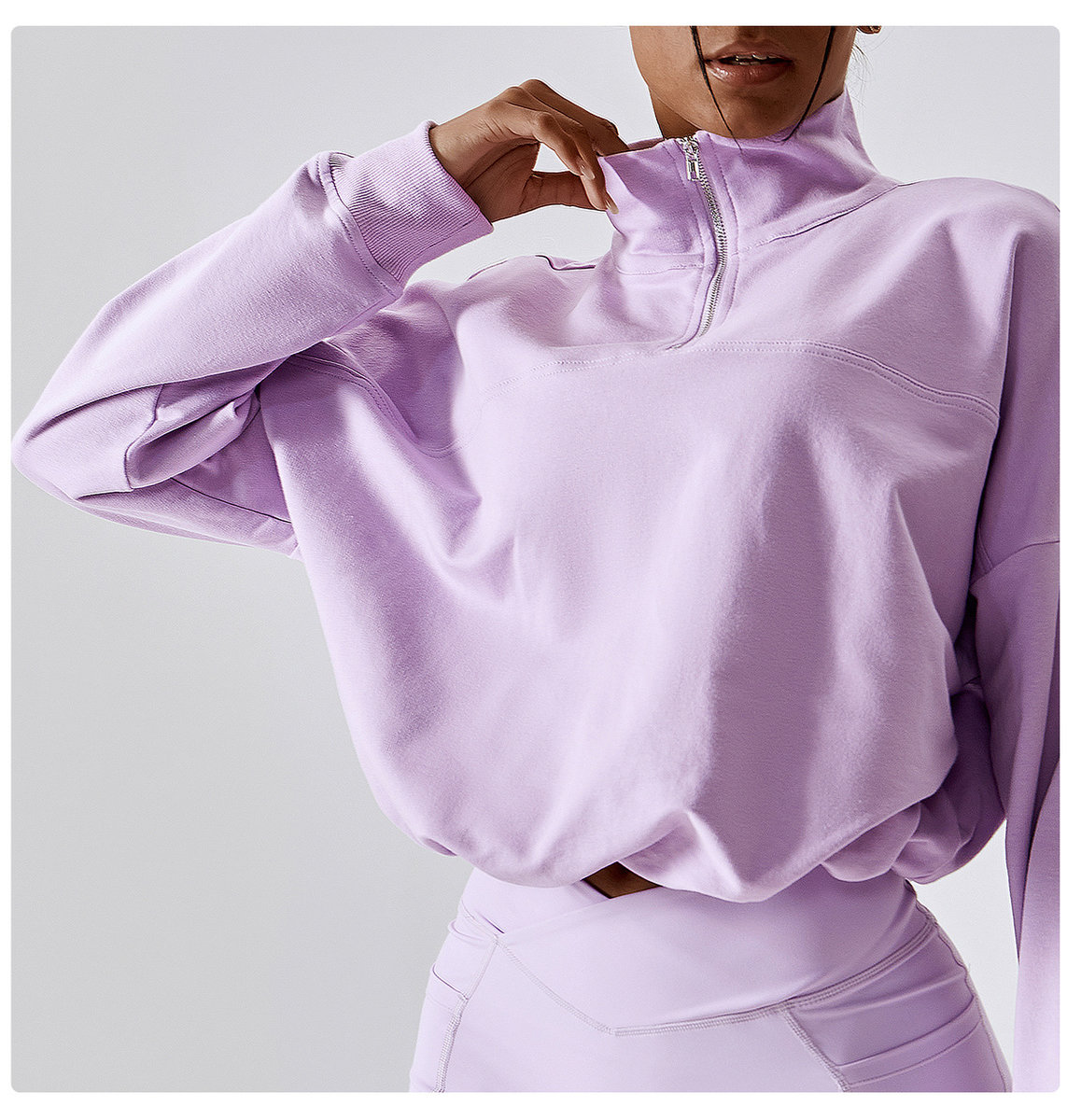 Свободная толстовка с  воротником-стойкой и кулиской снизу