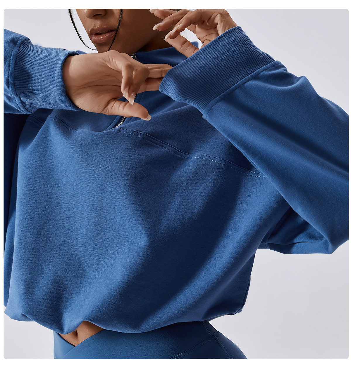 Свободная толстовка с  воротником-стойкой и кулиской снизу