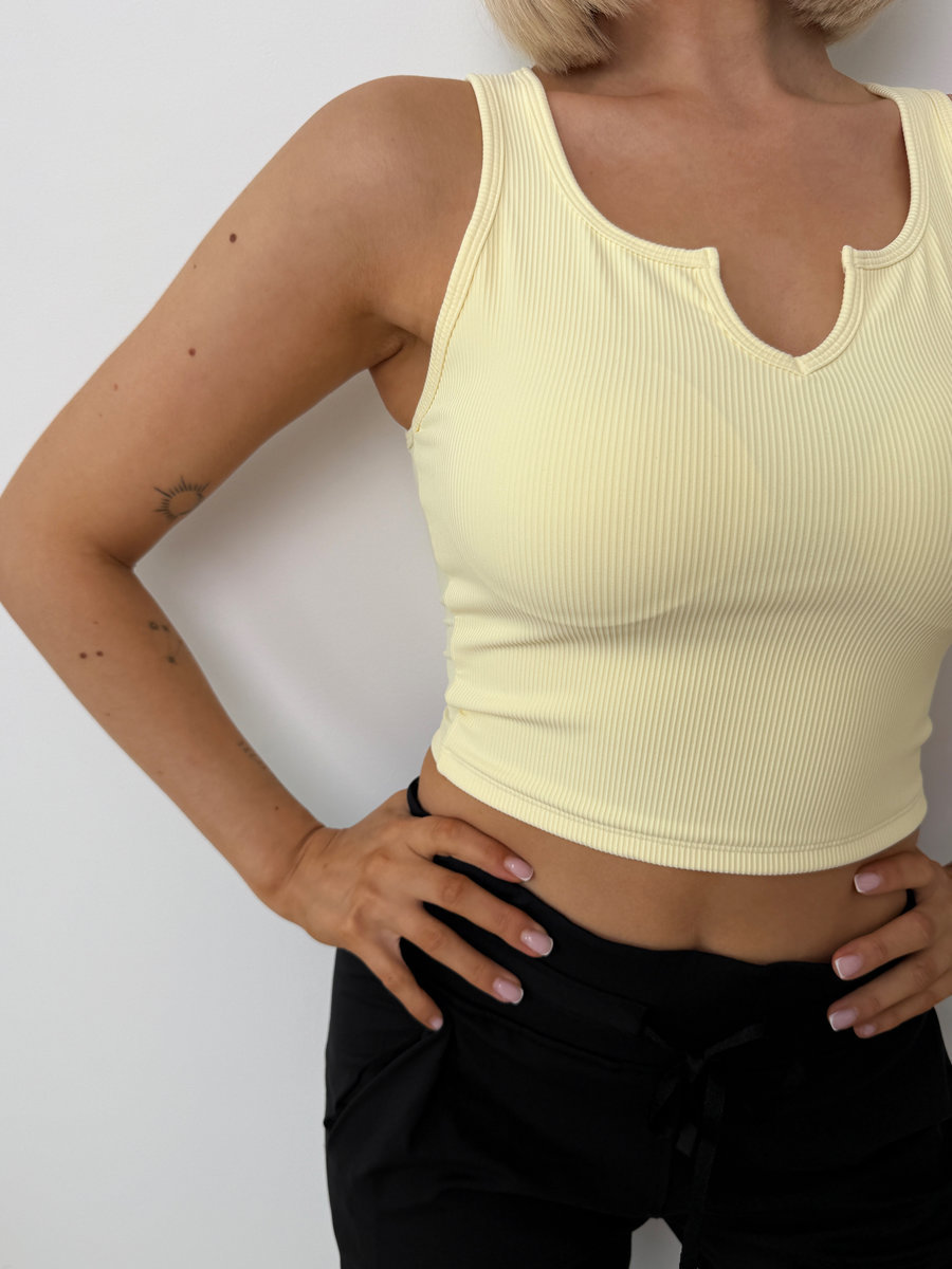 Майка с разрезом в рубчик с встроенными чашками