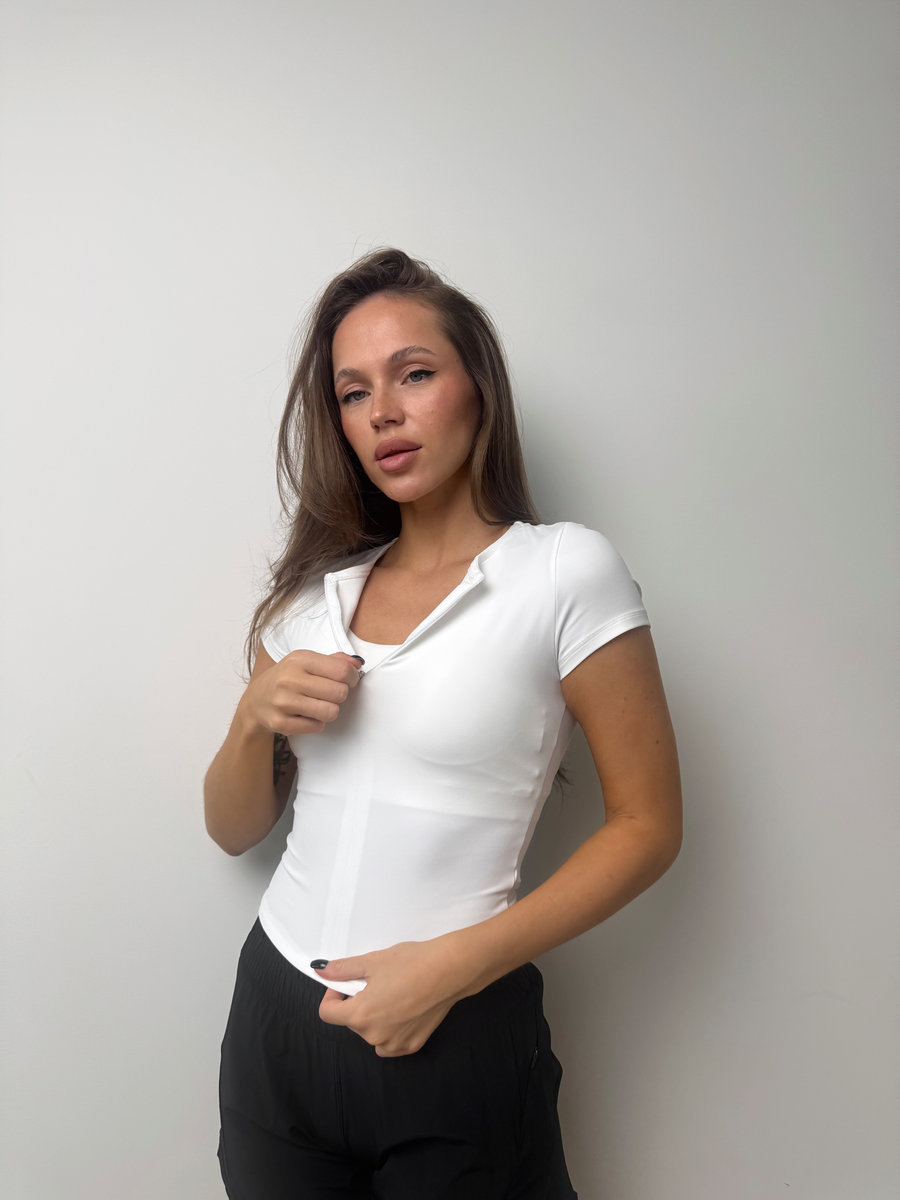 Футболка приталенная с молнией на груди