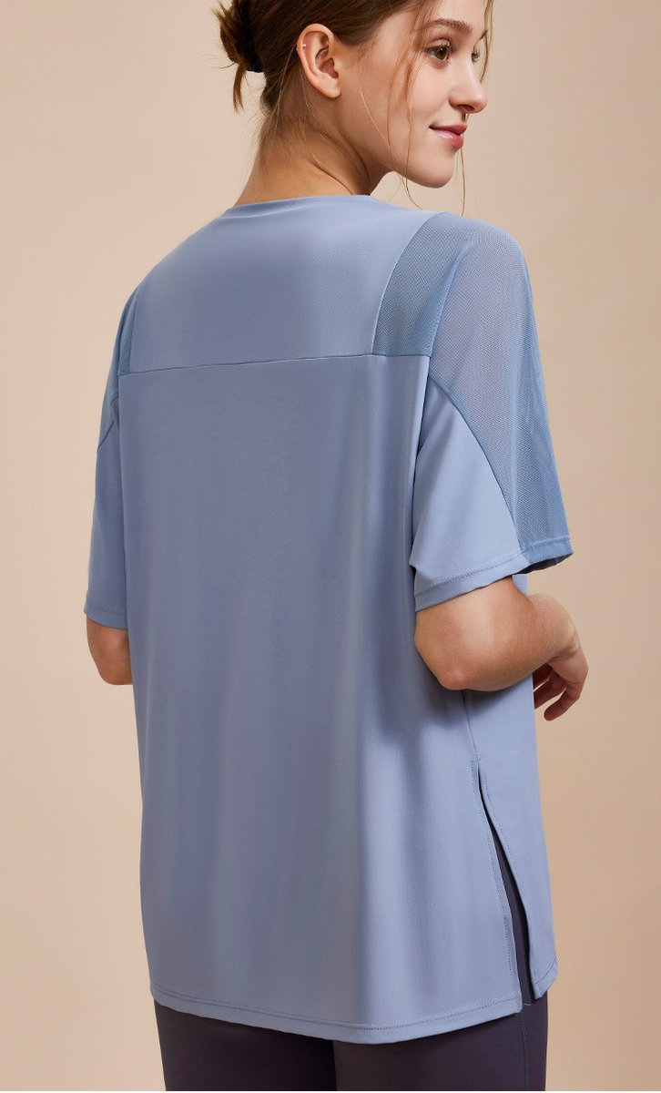 Футболка удлиненная свободного кроя с сеточкой на плечах для спорта