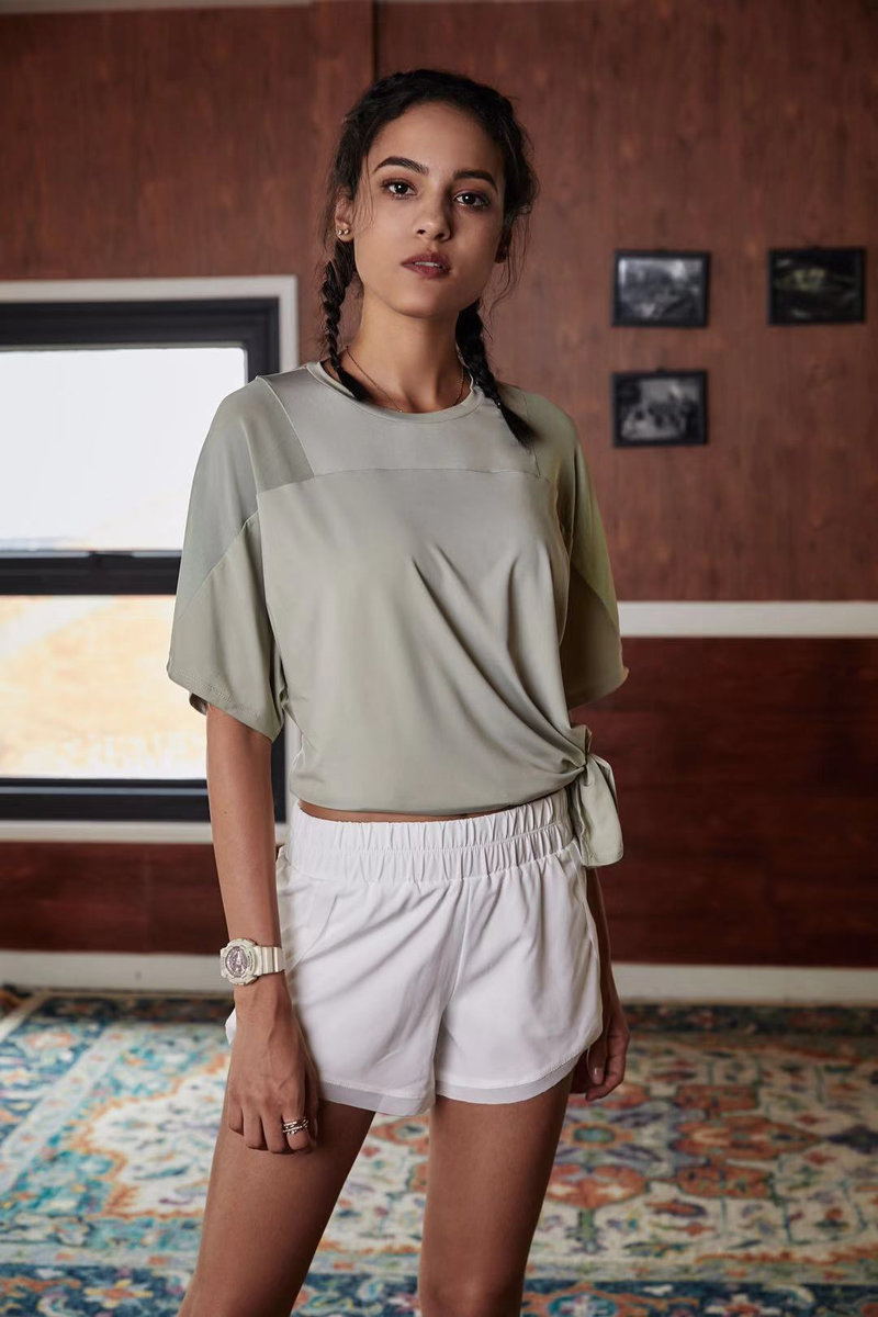 Футболка удлиненная свободного кроя с сеточкой на плечах для спорта