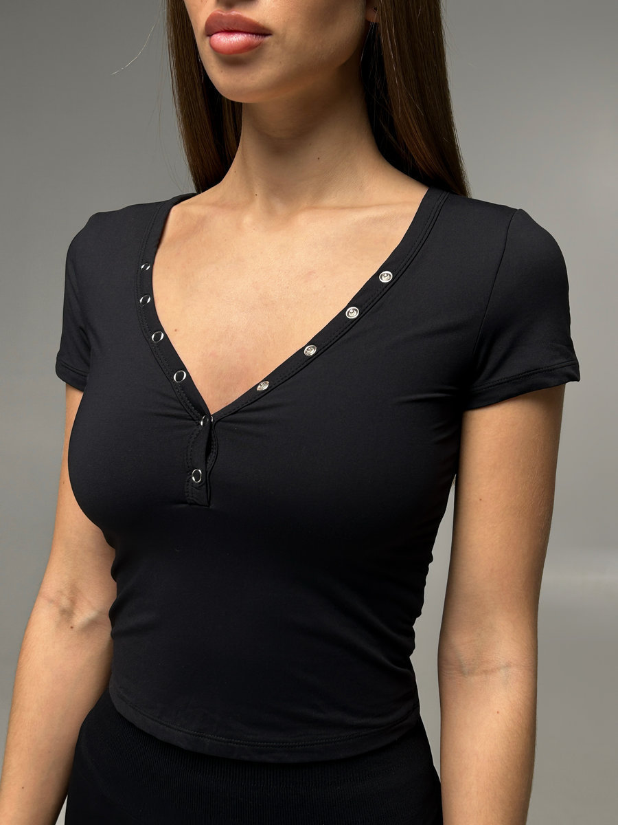 Спортивная приталенная футболка c клепками