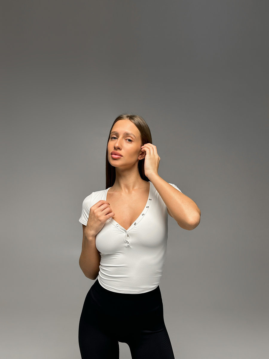 Спортивная приталенная футболка c клепками