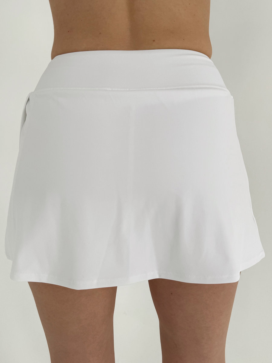 Спортивная юбка-шорты с разрезом на бедре