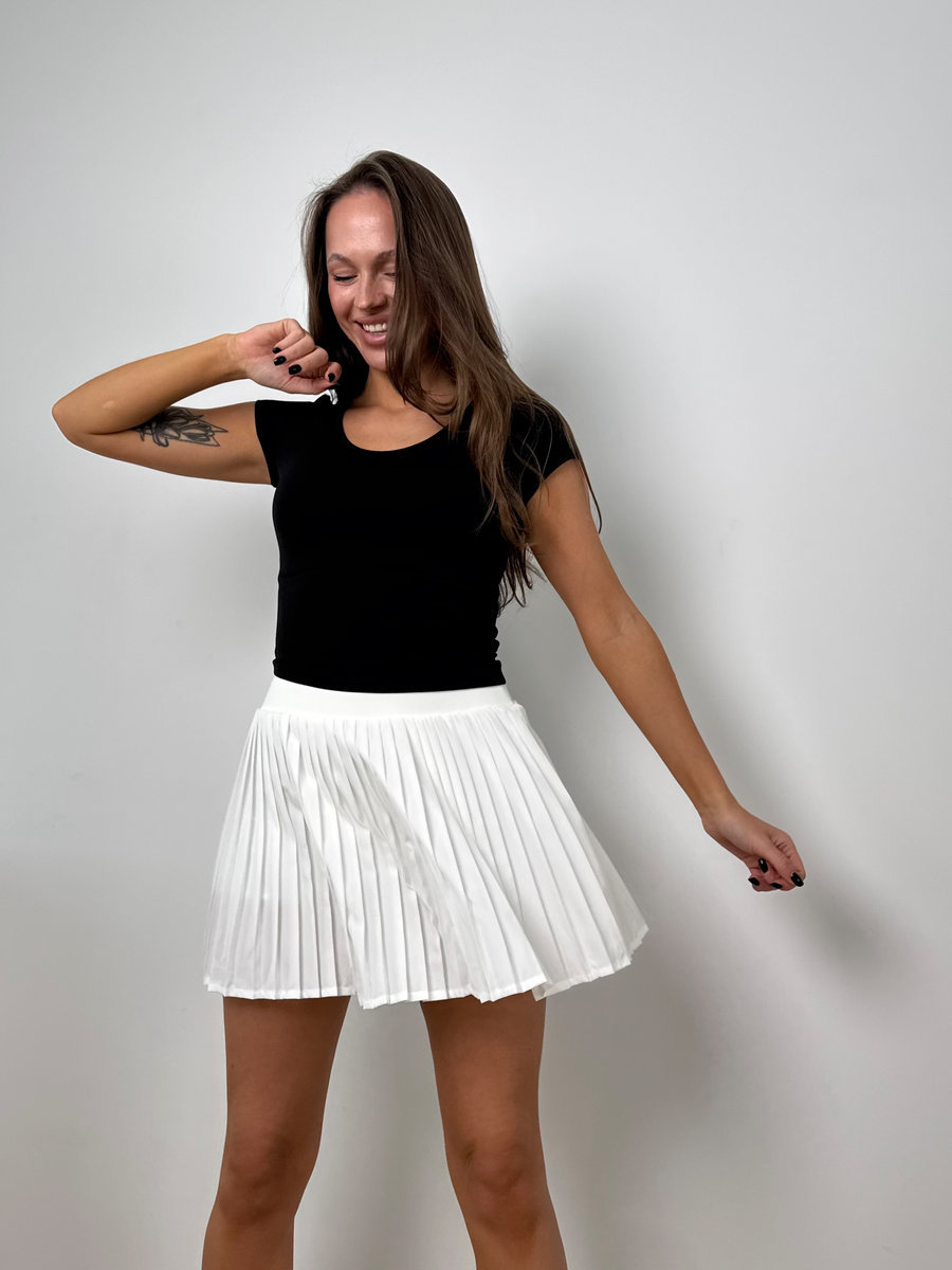 Футболка приталенная с широкой горловиной