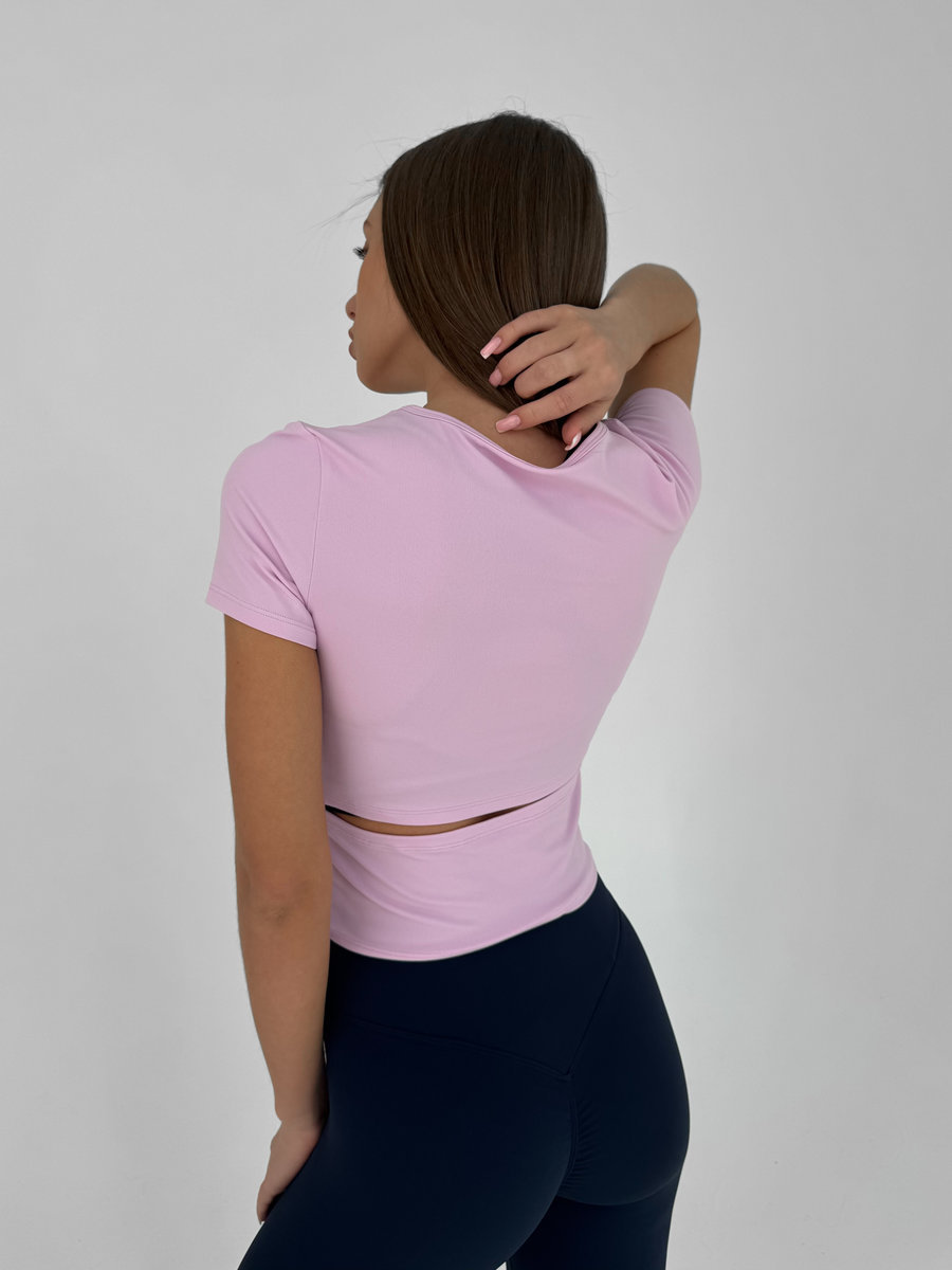 Футболка приталенная с горизонтальным разрезом на спине