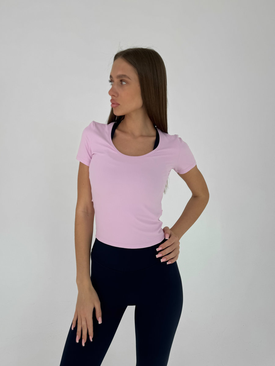 Футболка приталенная с горизонтальным разрезом на спине