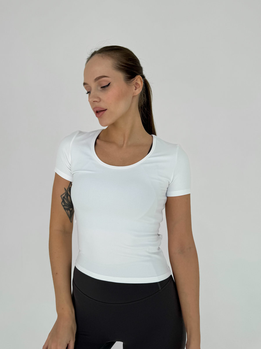 Футболка приталенная с горизонтальным разрезом на спине