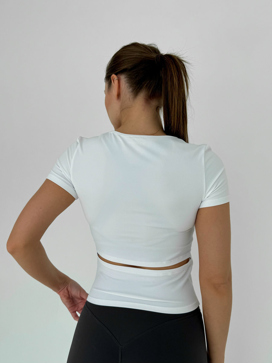 Футболка приталенная с горизонтальным разрезом на спине