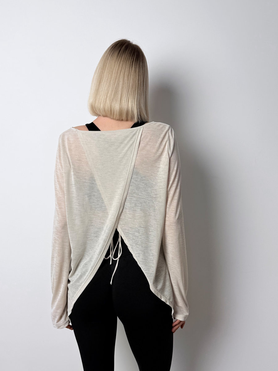 Лонгслив полупрозрачный с глубоким разрезом сзади