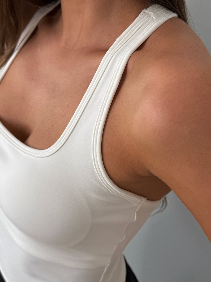 Майка-топ c открытыми лопатками с встроенными чашками