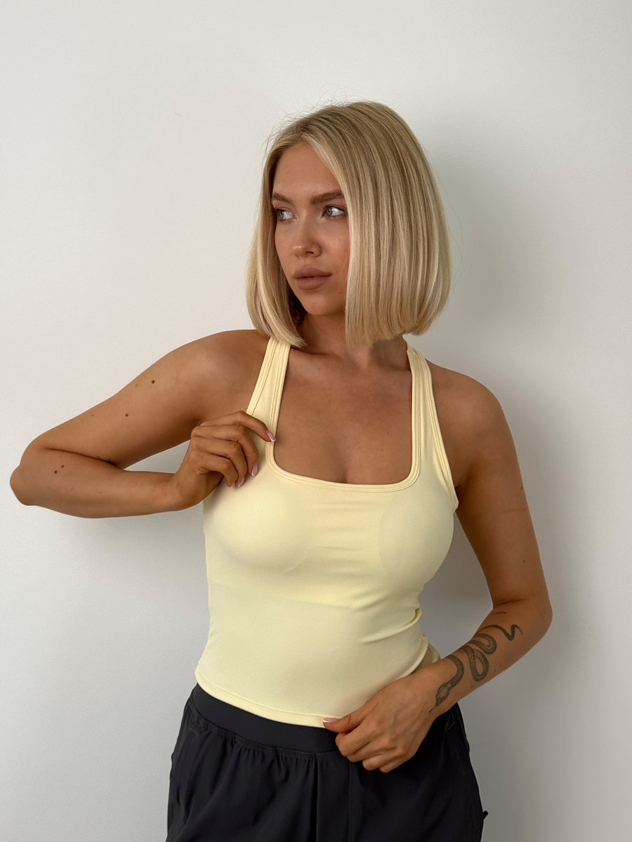 Майка-топ c открытыми лопатками с встроенными чашками