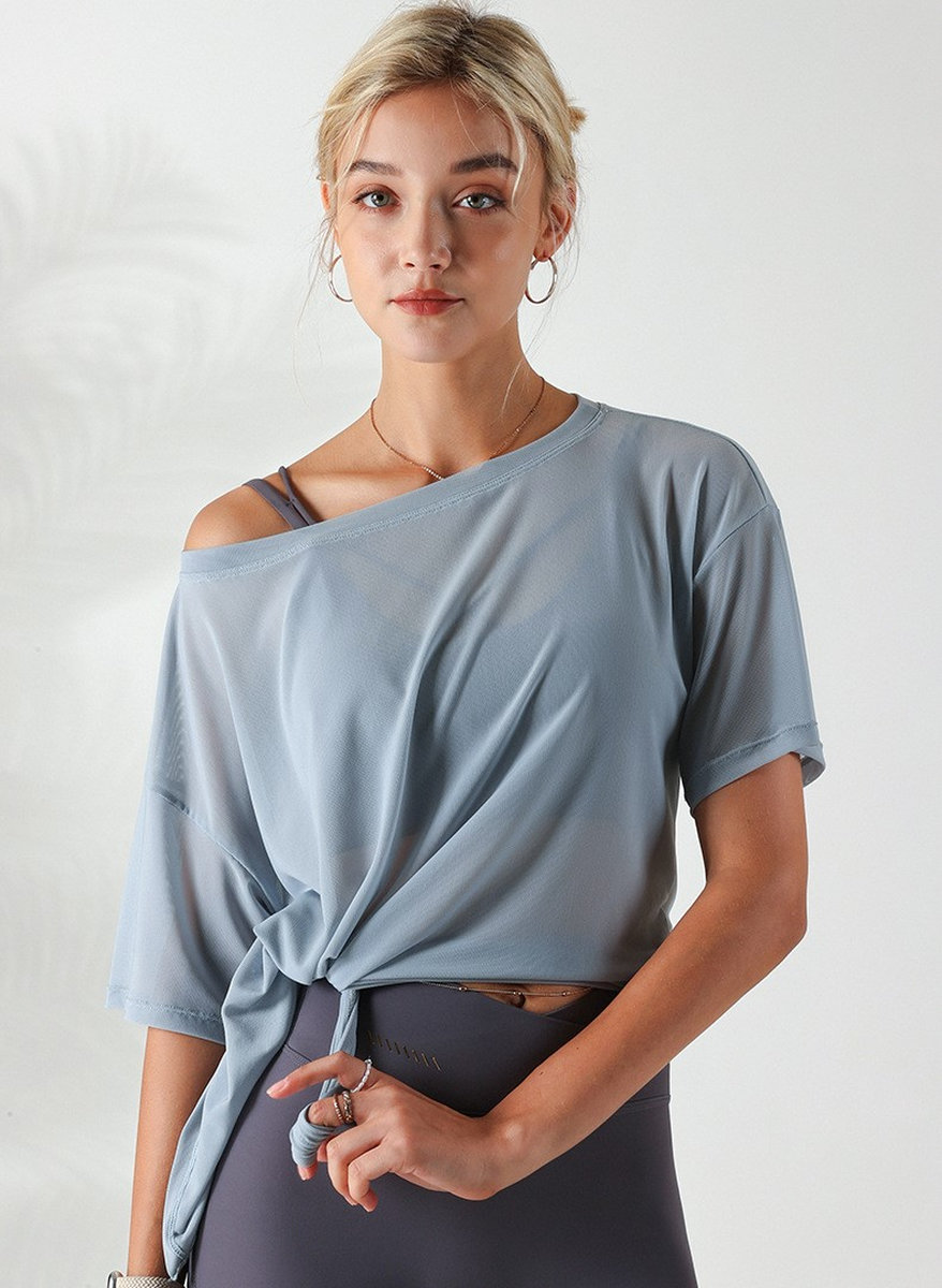 Спортивная футболка в сеточку свободного кроя с разрезами,завязывающимися по бокам